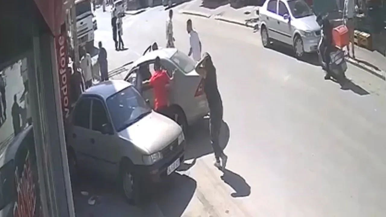 Duran arabaya çarptı, çocuğu duvara sıkıştırdı! Vatandaş böyle seferber oldu