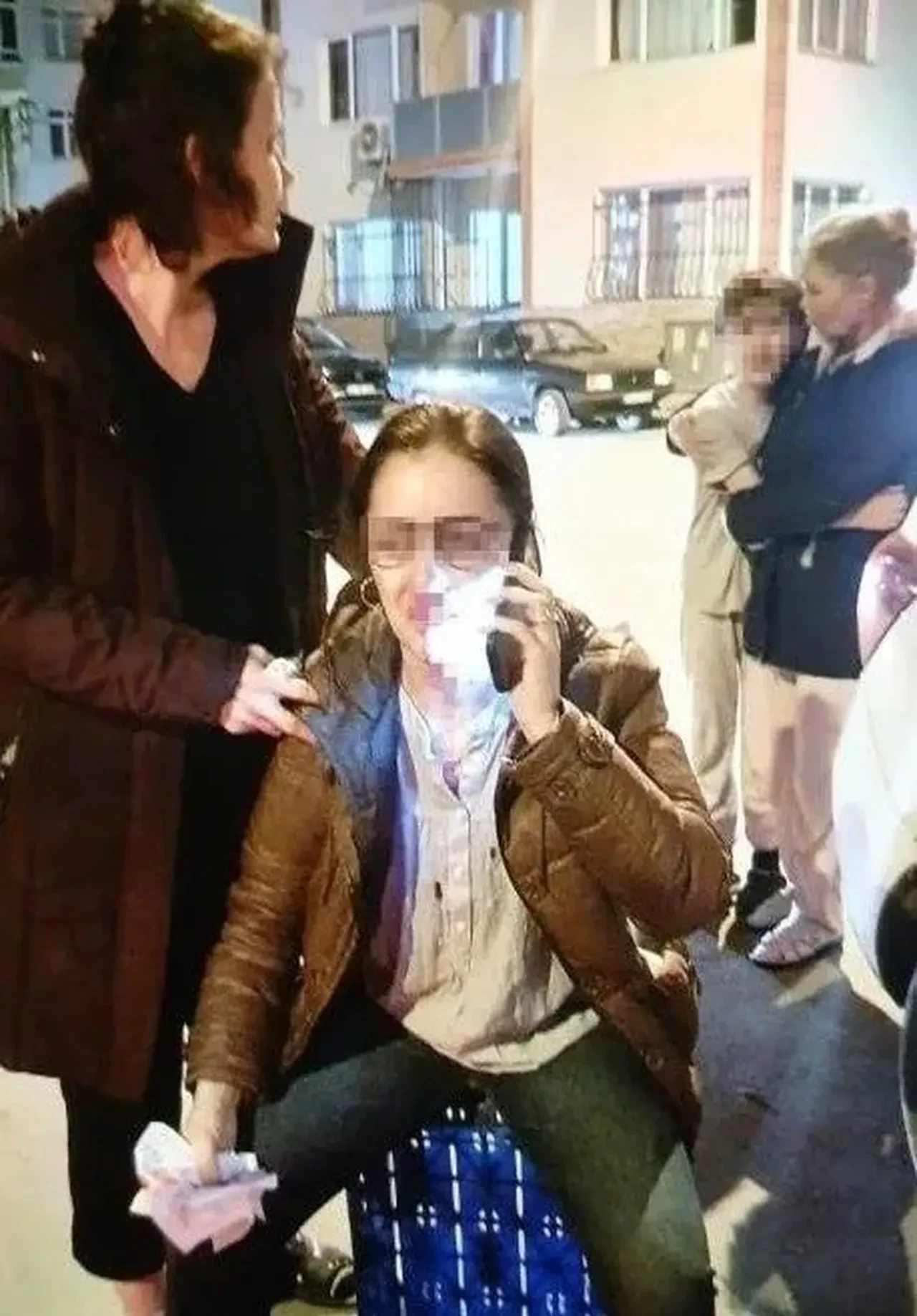 Eşinin sevgilisi sandı, arabanın kapısıyla dövdü! Kapı silah sayıldı