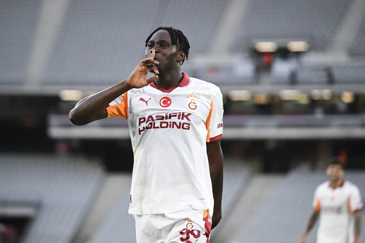 Galatasaray'da Frankfurt maçı öncesi sürpriz değişim! Okan Buruk yıldız ismi ilk 11'den kesti