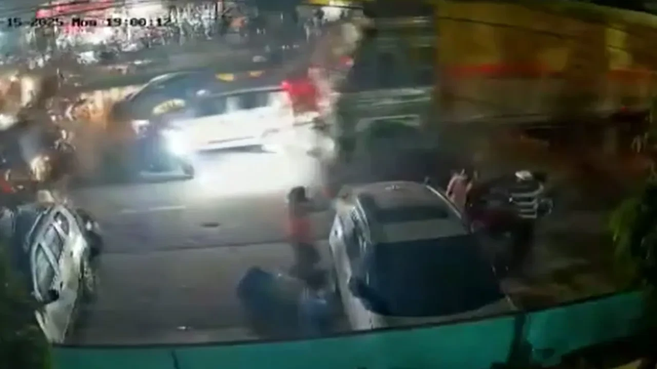 Hindistan'da kamyon faciası kamerada: Ölü ve yaralılar var