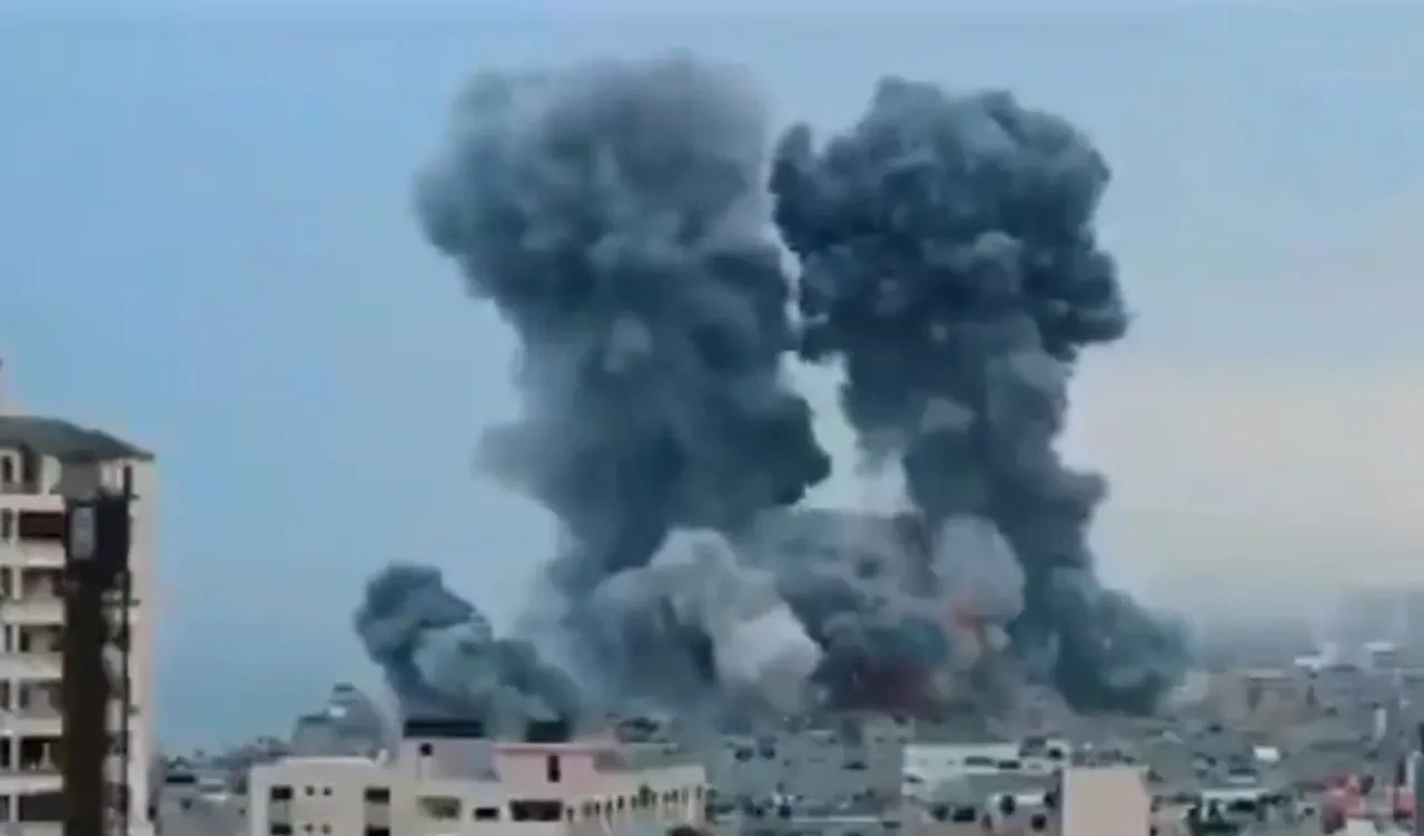 İsrail, Yemen'i yeniden vurdu! Bu kez hedef Hudeyde Limanı