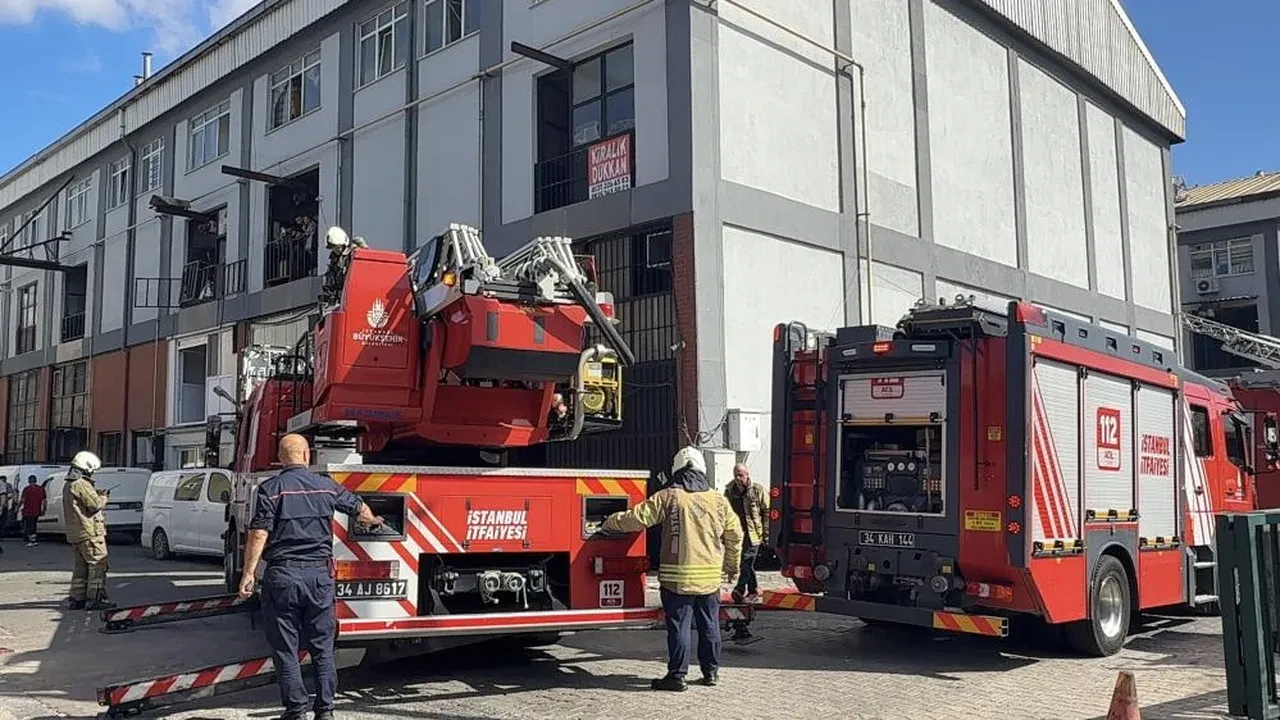 İstanbul'da sanayi sitesinde yangın! İşçiler sigara yakıp, alevlere müdahaleyi izledi