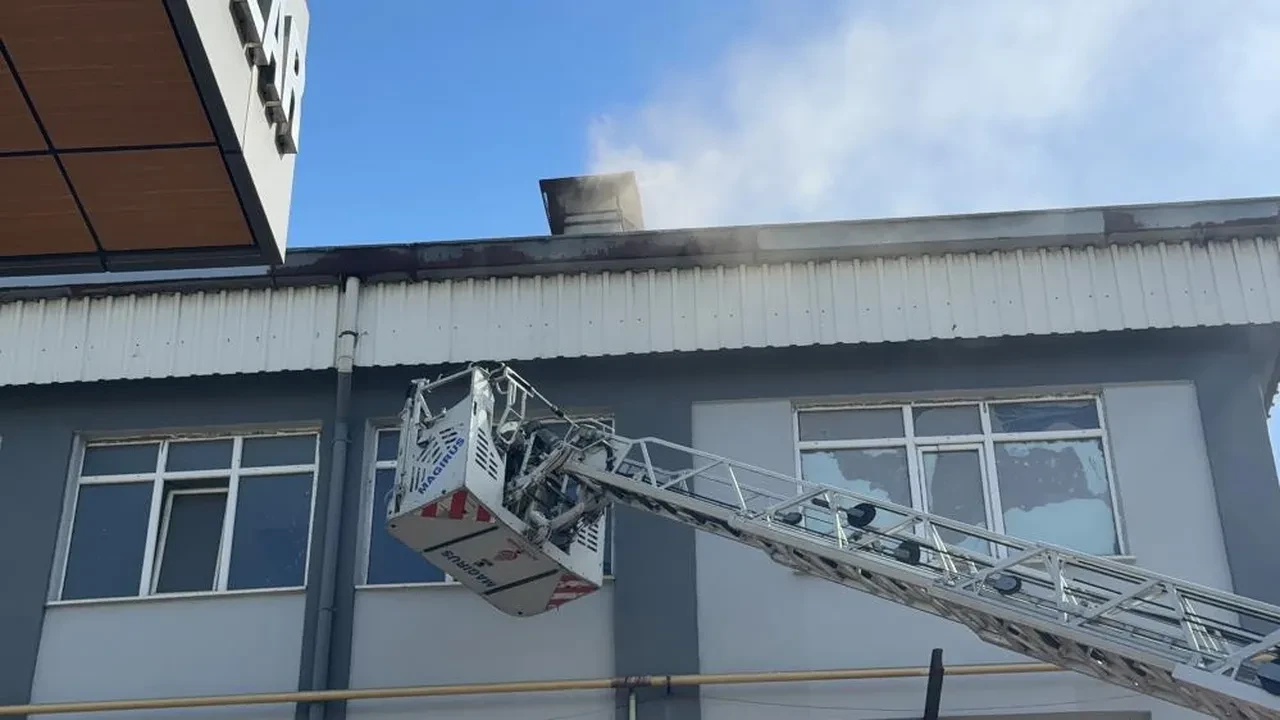 İstanbul'da sanayi sitesinde yangın! İşçiler sigara yakıp, alevlere müdahaleyi izledi