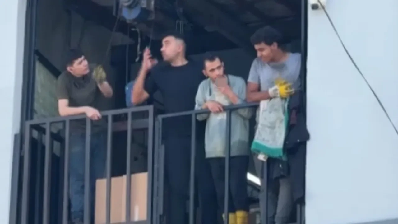 İstanbul'da sanayi sitesinde yangın! İşçiler sigara yakıp, alevlere müdahaleyi izledi