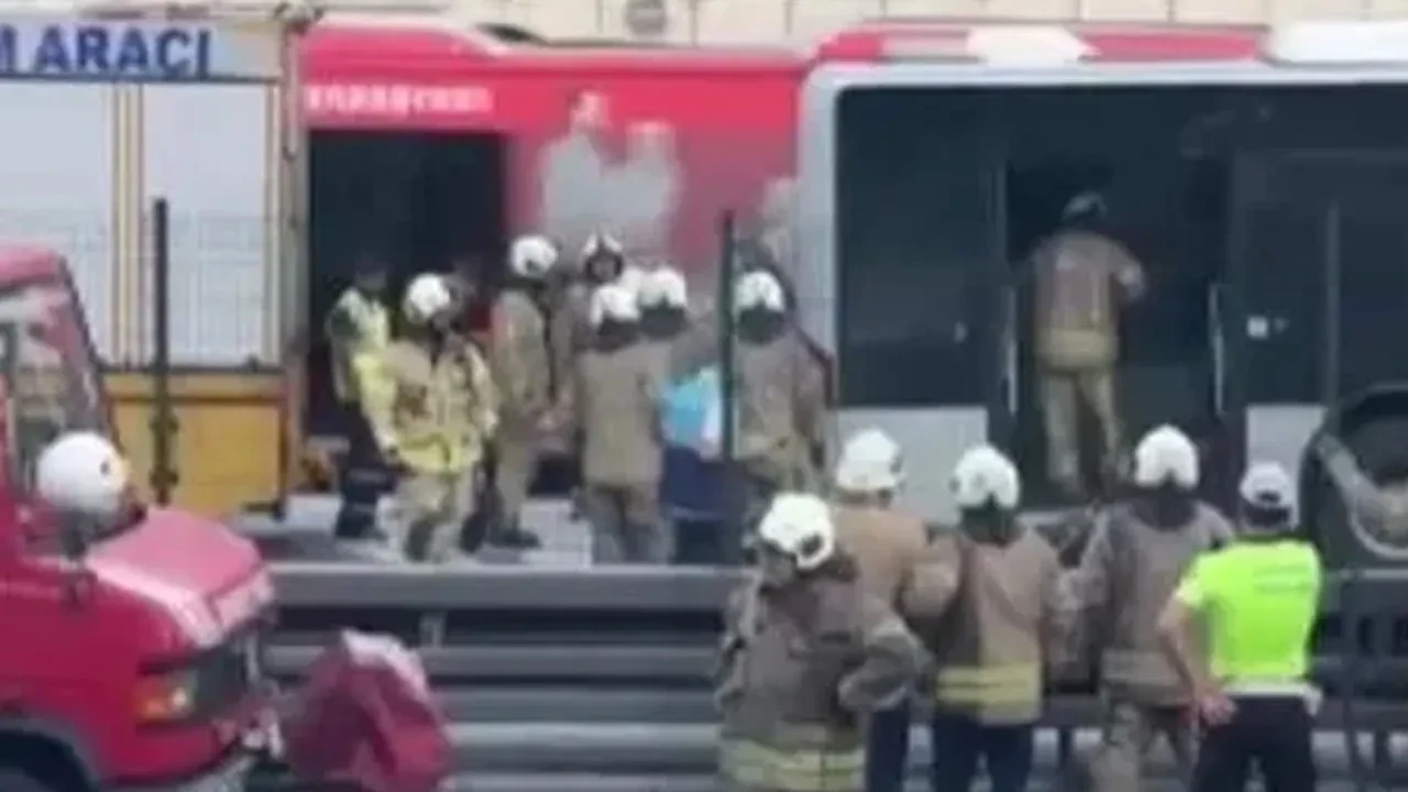Zeytinburnu'nda metrobüs yandı, yolcular tahliye edildi! 