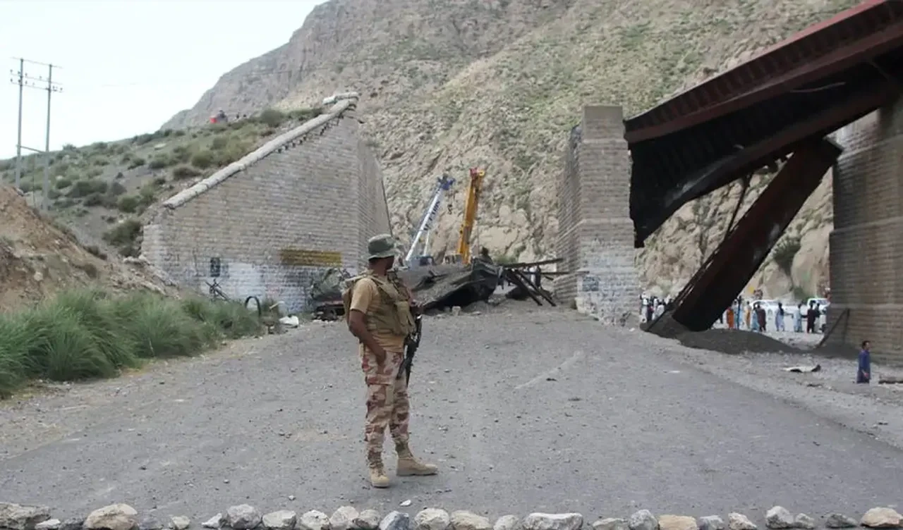 Pakistan'da güvenlik operasyonunda patlama! 5 asker öldü