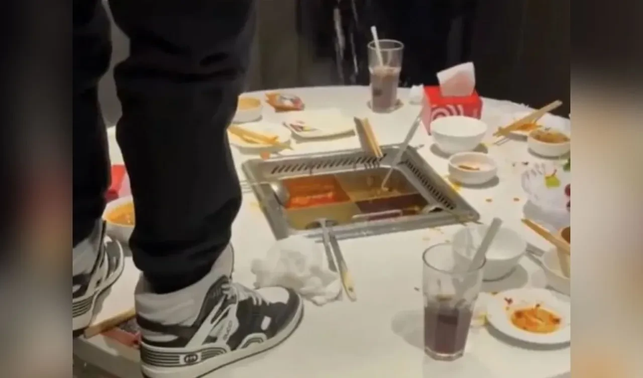 Yemek yedikleri kazana idrarlarını yaptılar! Ülkeyi ayağa kaldıran olayda dudak uçuklatan tazminat