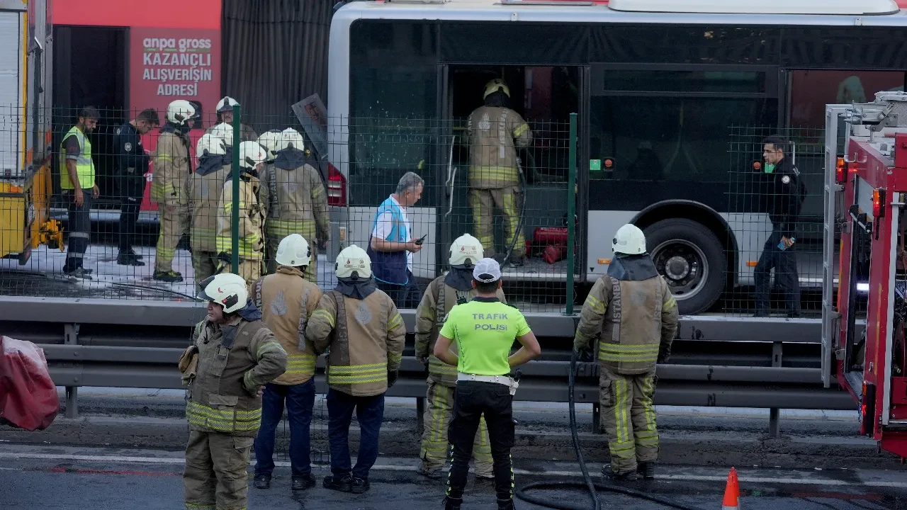 Zeytinburnu'nda metrobüs yandı, yolcular tahliye edildi! 