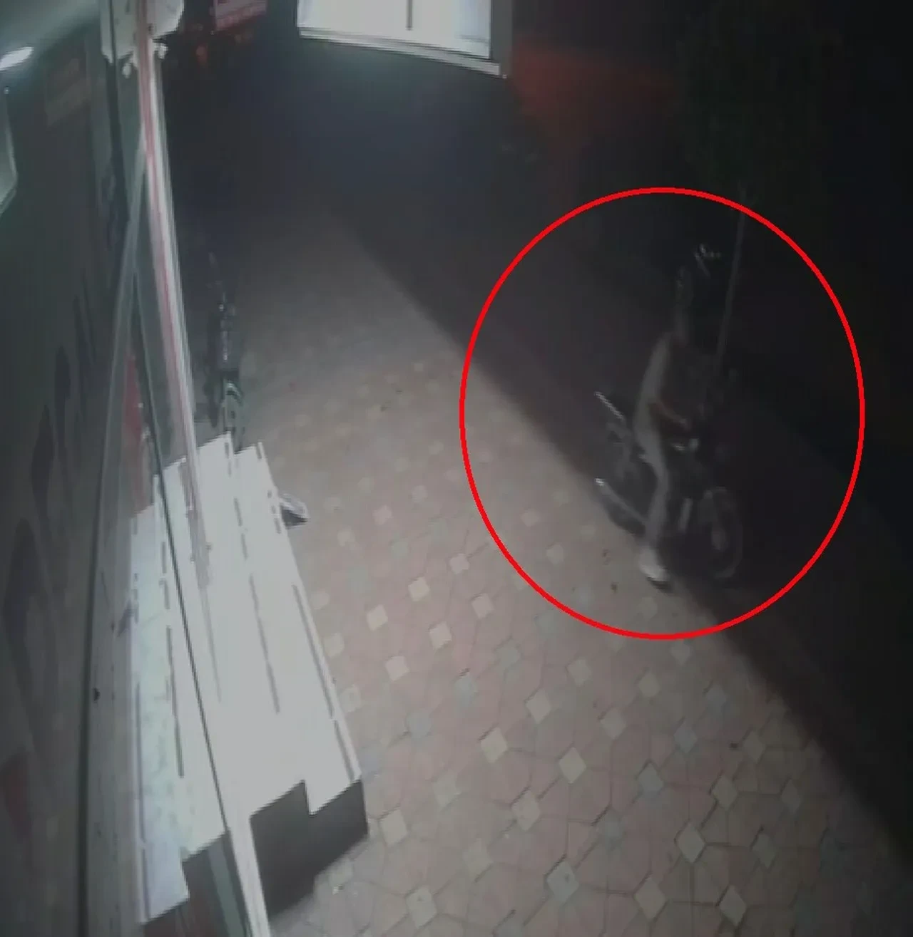 Çaldığı motosiklete kendi malı gibi bindi, rahatlığıyla pes dedirtti! O anlar kameralara yansıdı