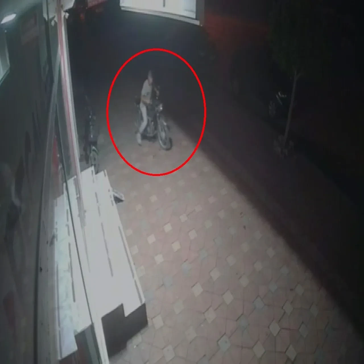 Çaldığı motosiklete kendi malı gibi bindi, rahatlığıyla pes dedirtti! O anlar kameralara yansıdı