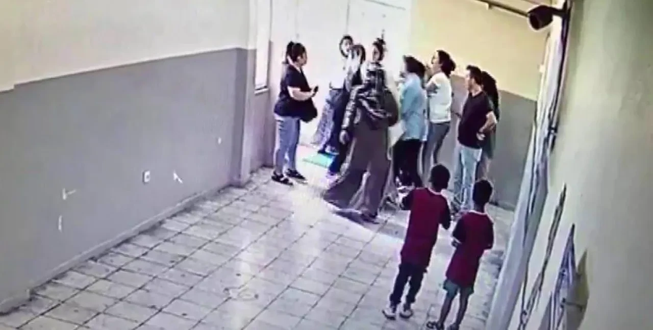 Çocukları ayıran öğretmene veli dayağı! Okulu bastılar