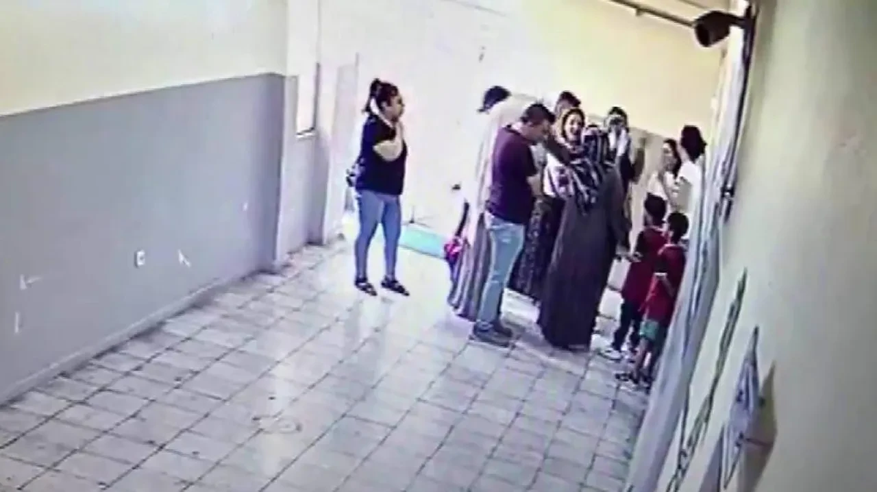 Çocukları ayıran öğretmene veli dayağı! Okulu bastılar