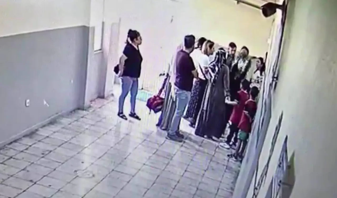 Çocukları ayıran öğretmene veli dayağı! Okulu bastılar