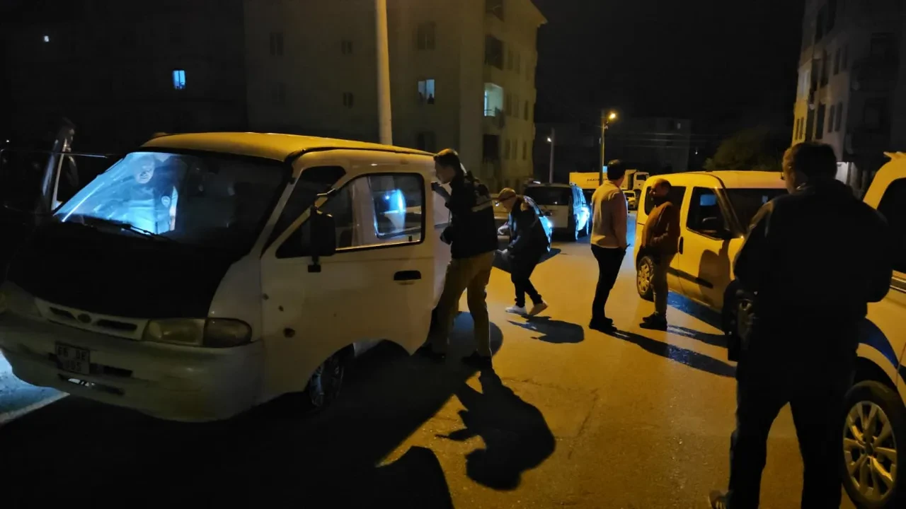 'Dur' ihtarına uymayan sürücü polise çarpıp kaçtı