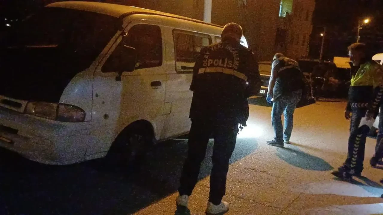 'Dur' ihtarına uymayan sürücü polise çarpıp kaçtı