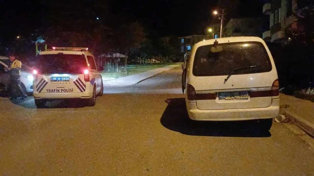 'Dur' ihtarına uymayan sürücü polise çarpıp kaçtı
