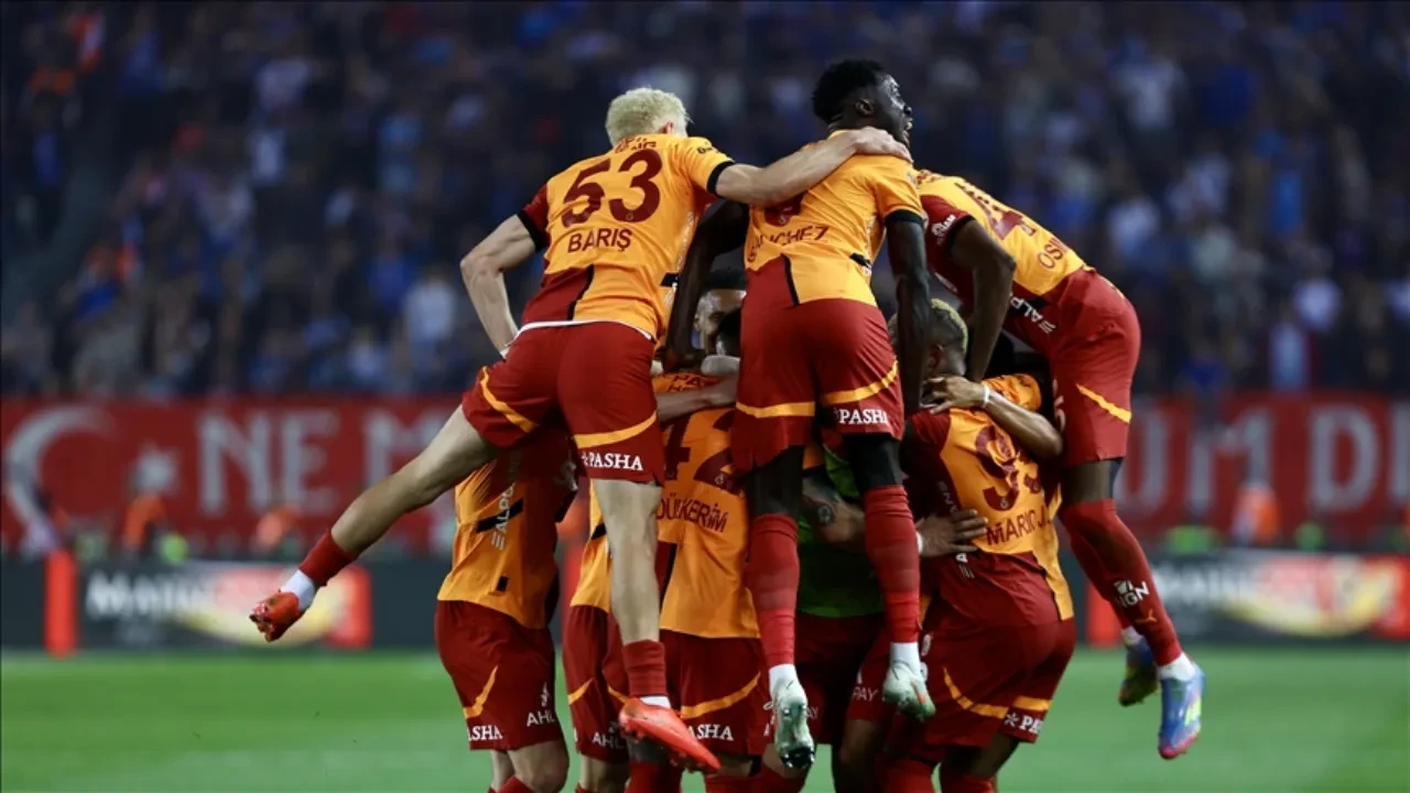 Galatasaray Frankfurt maçı kamp kadrosunu açıkladı! Kritik Osimhen kararı