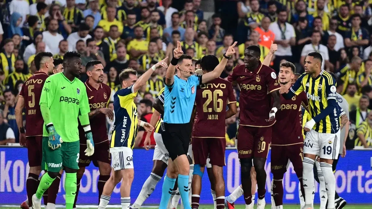 İşte Fenerbahçe - Trabzonspor maçının VAR konuşmaları! Sayılmayan gol için VAR odası ne dedi?