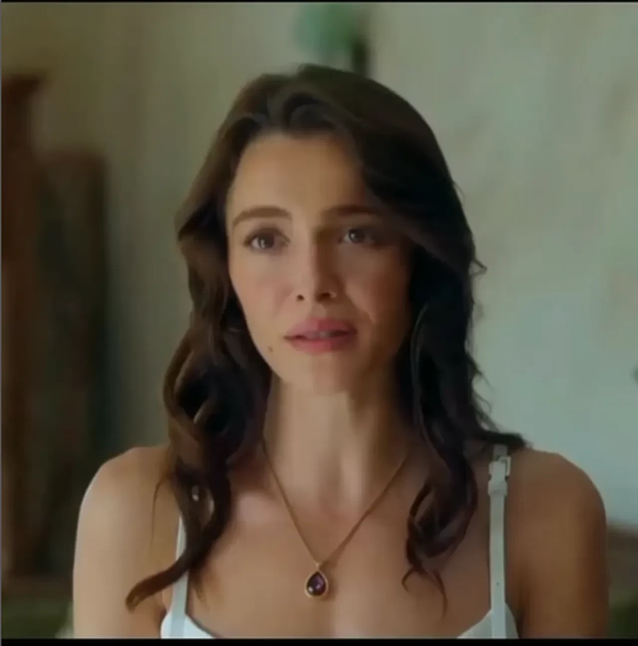 Kıskanmak dizisinde Özgü Namal'a beğeni yağarken, Hafsanur Sancaktutan eleştirilerden kurtulamadı 