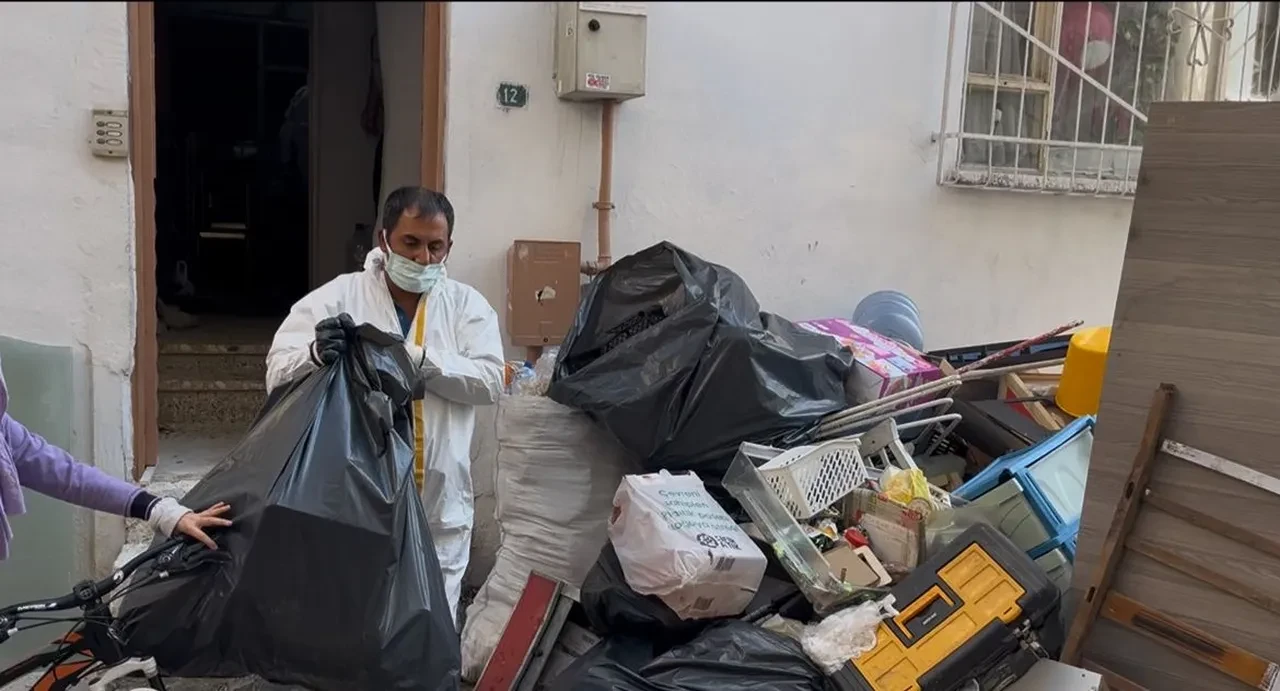 Mahalleyi kötü kokular sardı! Eve giren ekipler hayrete düştü: Tam 3 kamyon çöp çıktı