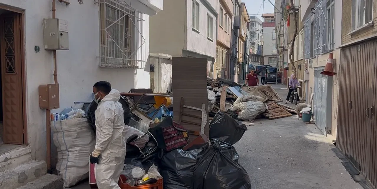 Mahalleyi kötü kokular sardı! Eve giren ekipler hayrete düştü: Tam 3 kamyon çöp çıktı