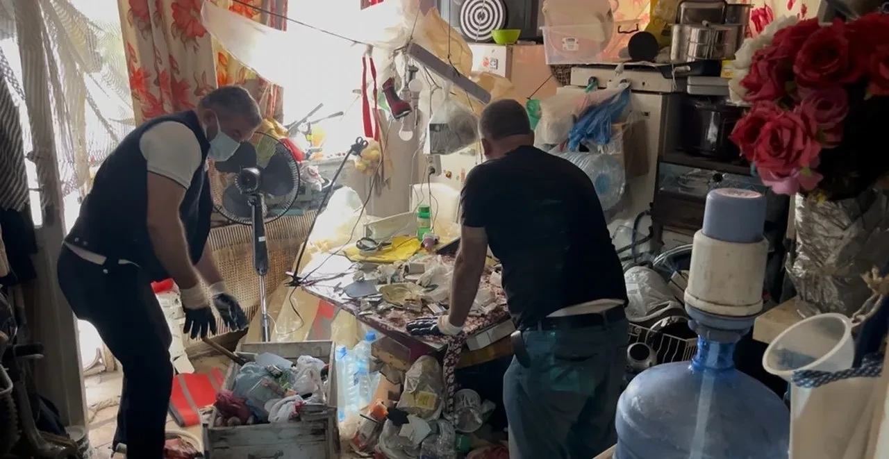 Mahalleyi kötü kokular sardı! Eve giren ekipler hayrete düştü: Tam 3 kamyon çöp çıktı