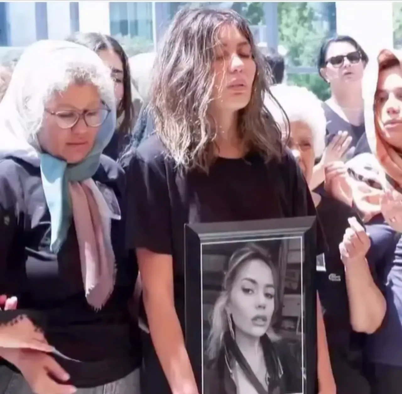 Nihal Candan'ın annesi küçük kızını ablasının mezarına götürdü! Sözleri yürek yaktı 