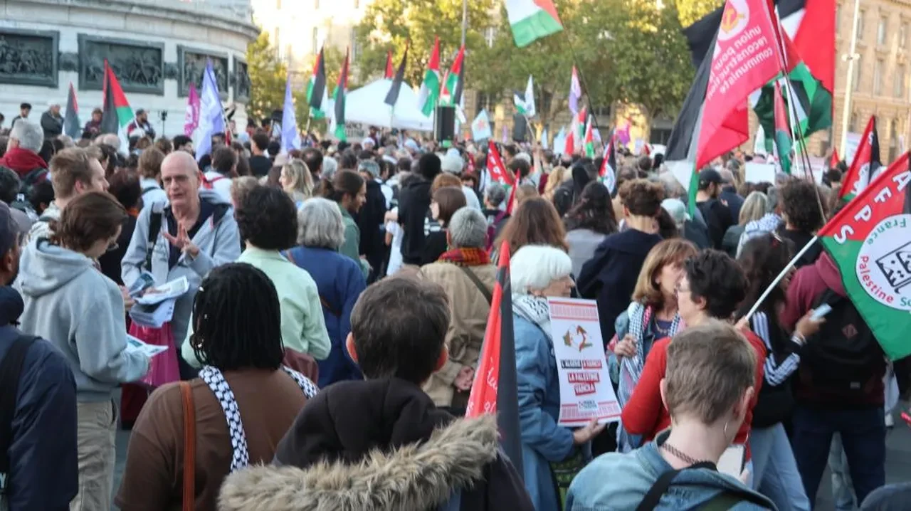 Paris'te binlerce kişiden İsrail protestosu: Filistin Filistinlilerindir