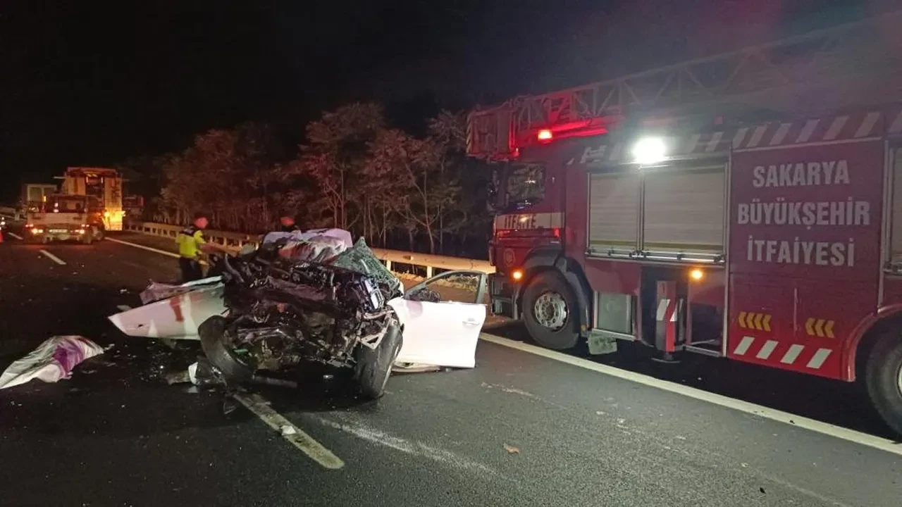 Sakarya'da feci kaza! Araçtan geriye hurda yığını kaldı: Ölü ve yaralı var!