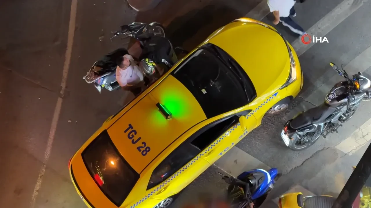 Şişli'de taksi şoförüyle motosikletli arasındaki yol verme tartışması! O anlar kamerada 