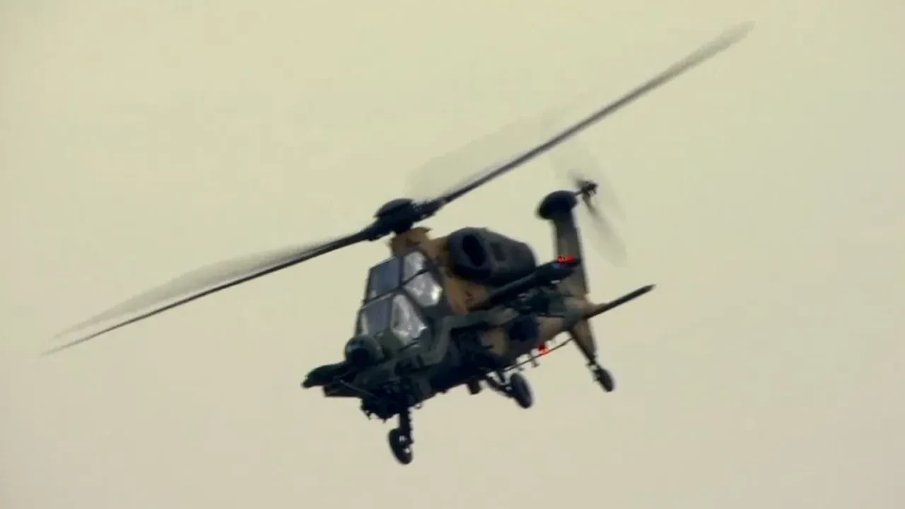 Teknofest İstanbul'da  T-129 Atak Helikopteri rüzgarı! İzleyenleri mest etti