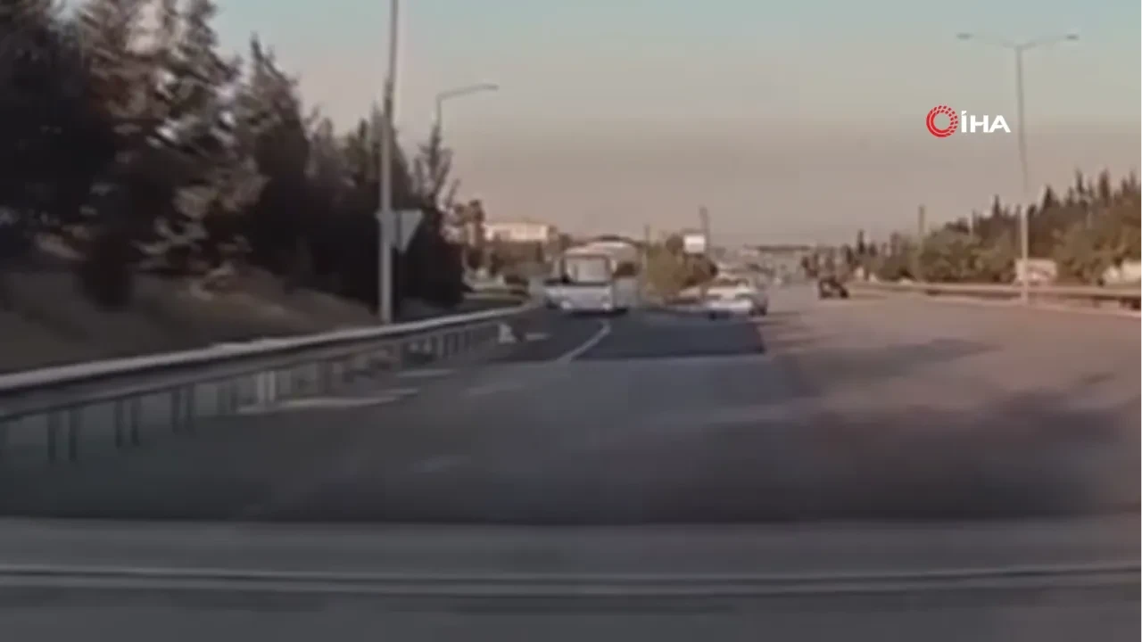 Tersten geldi, otoyolu birbirine kattı! Korku dolu anlar kamerada