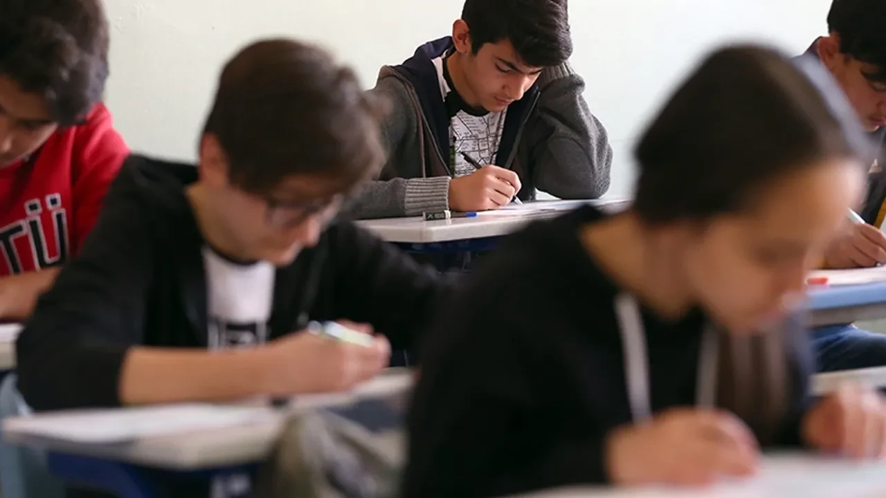Tüm öğrencilere uygulanacak! Orta okul ve liselerde yeni dönem: Onlar cevaplayacak, öğretmenler değerlendirecek 