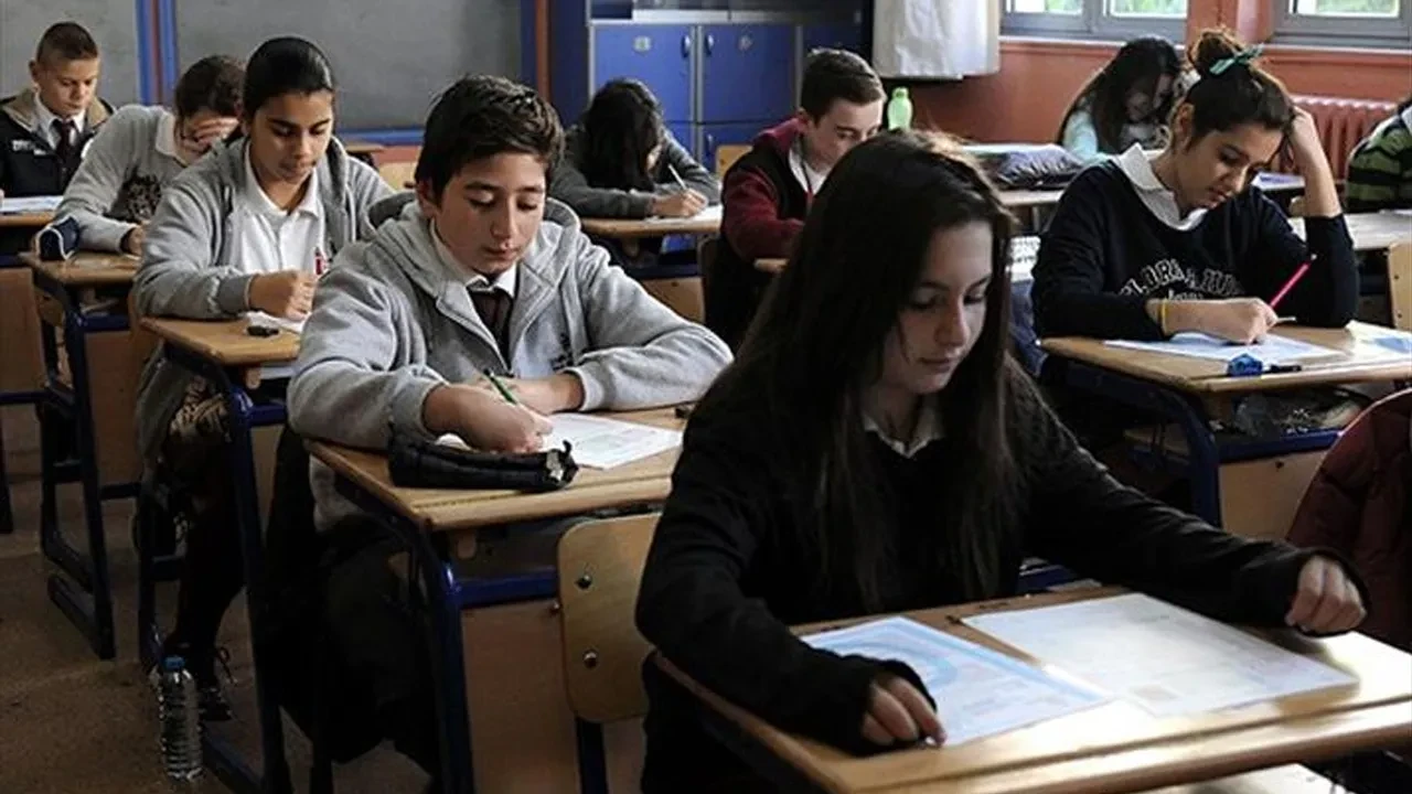 Tüm öğrencilere uygulanacak! Orta okul ve liselerde yeni dönem: Onlar cevaplayacak, öğretmenler değerlendirecek 