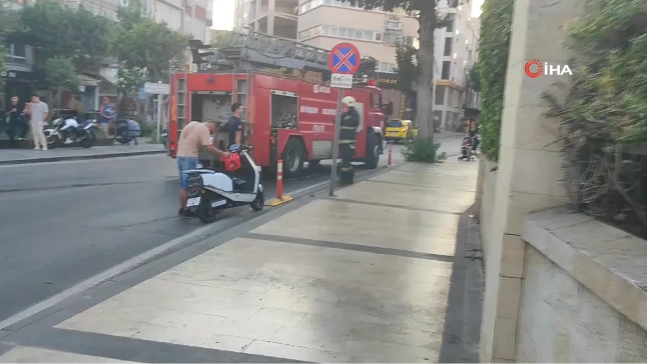 Sokak ortasında üzerine benzin döktü, gözlerinden oluyordu! O anlar kamerada