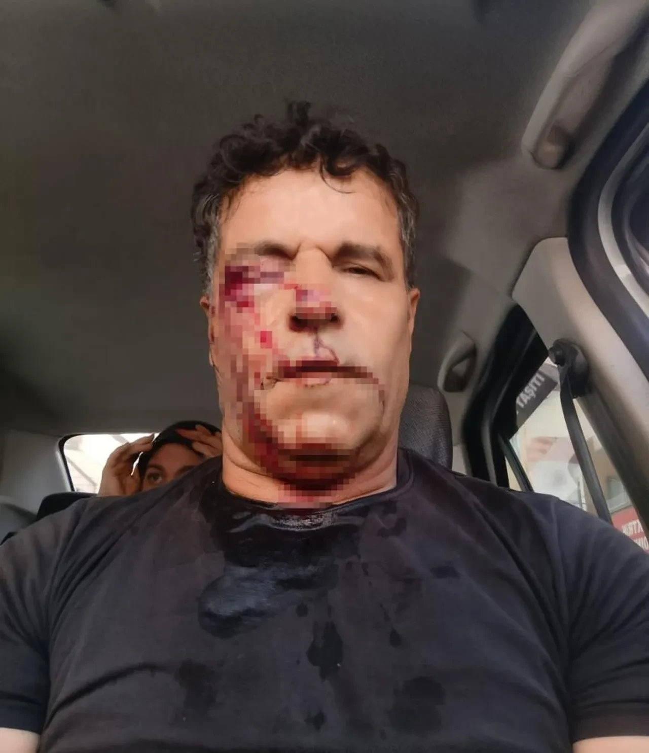 Yere yatırdıkları adamın kafasını taşla ezmeye çalıştılar! Karısı onu son anda kurtardı