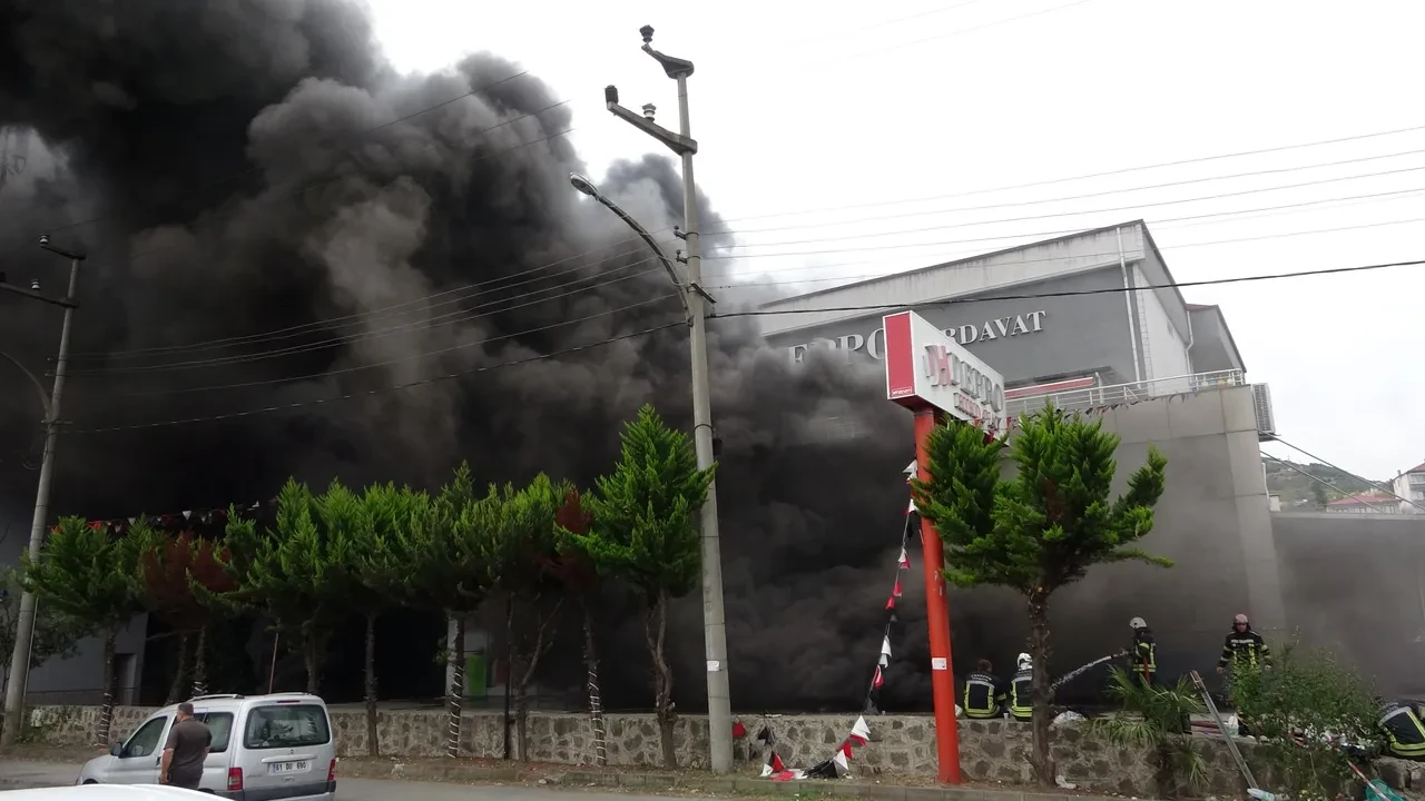Akçaabat'ta AVM yangını! Alevler gökyüzünü kapladı, büyük patlama yaşandı