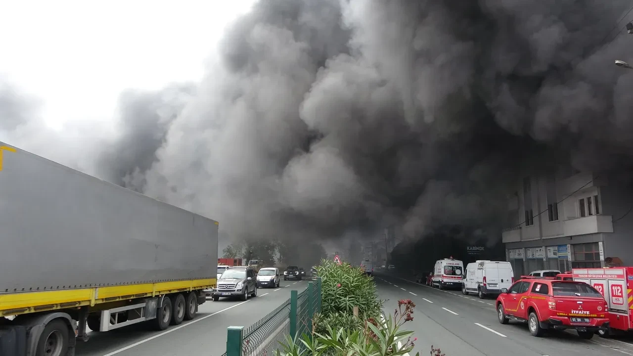 Akçaabat'ta AVM yangını! Alevler gökyüzünü kapladı, büyük patlama yaşandı