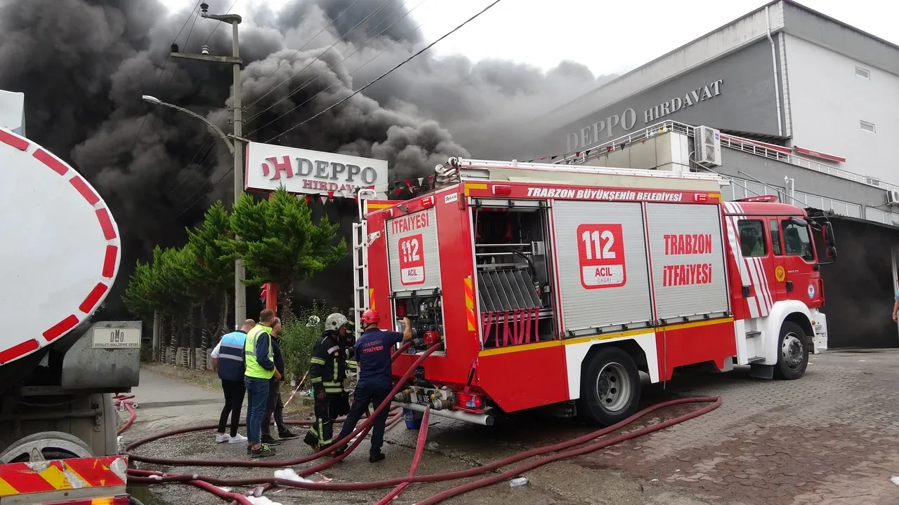 Akçaabat'ta AVM yangını! Alevler gökyüzünü kapladı, büyük patlama yaşandı