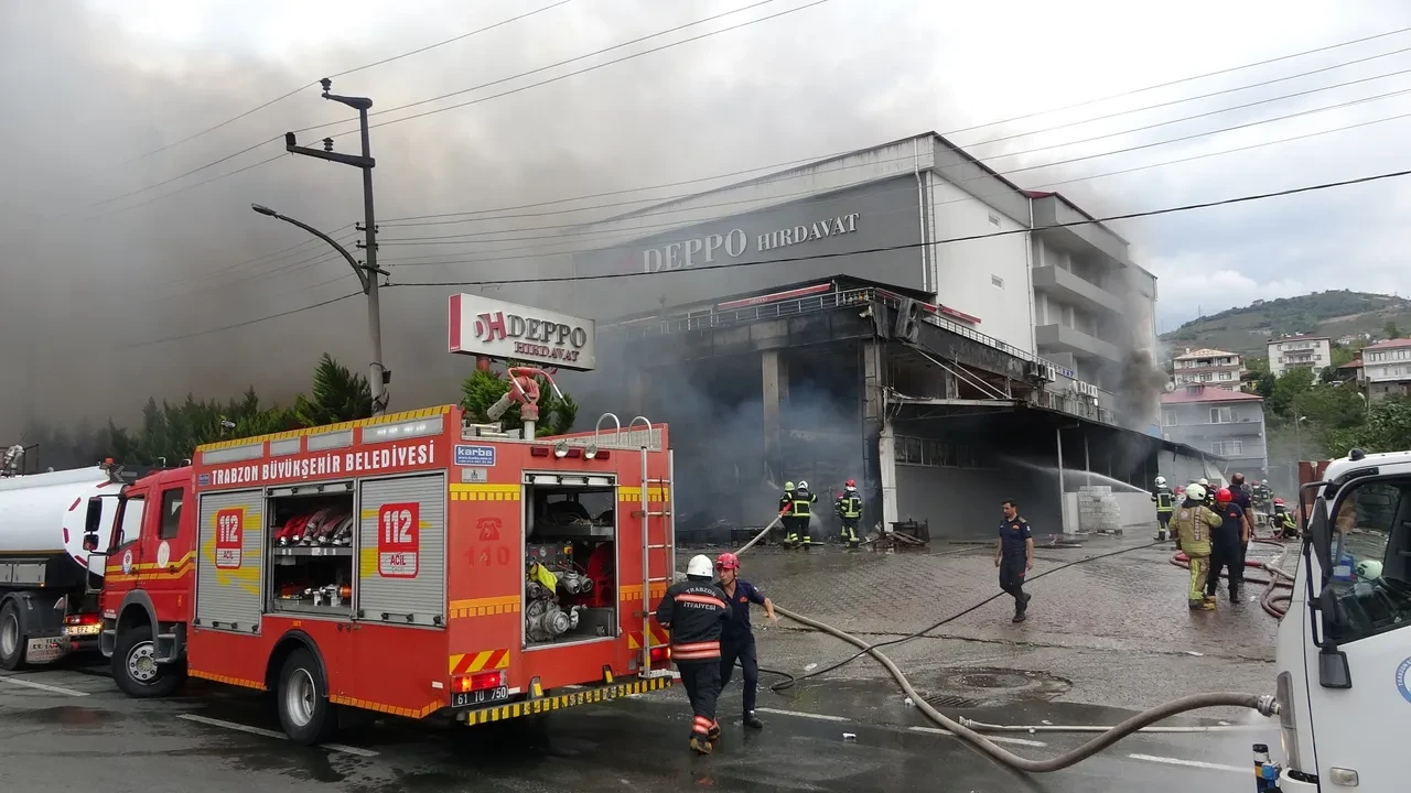 Akçaabat'ta AVM yangını! Alevler gökyüzünü kapladı, büyük patlama yaşandı