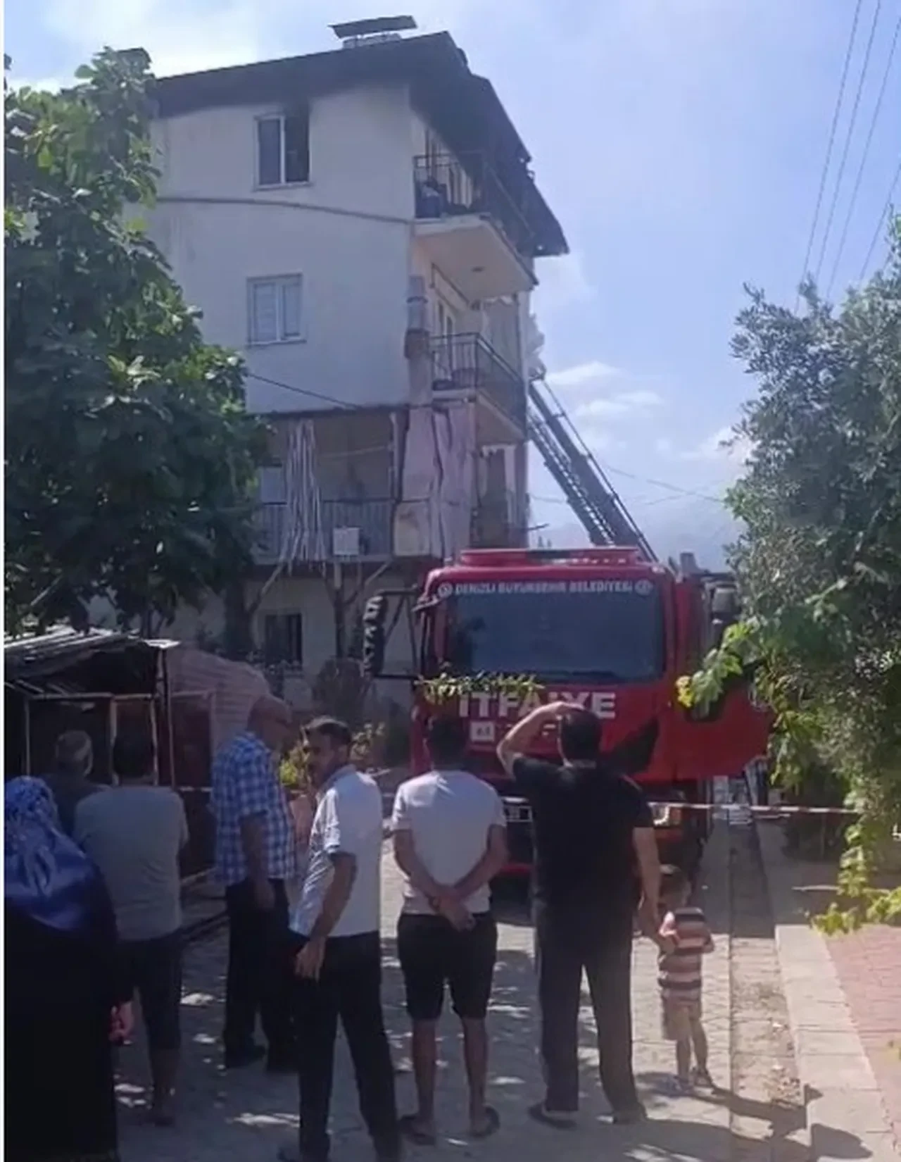 Alevlerin arasındaki çocuklarını canı pahasına kurtardı 