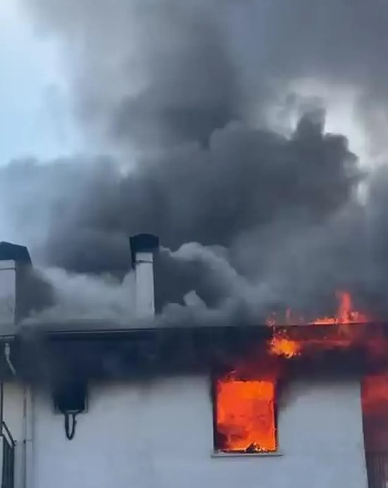 Alevlerin arasındaki çocuklarını canı pahasına kurtardı 
