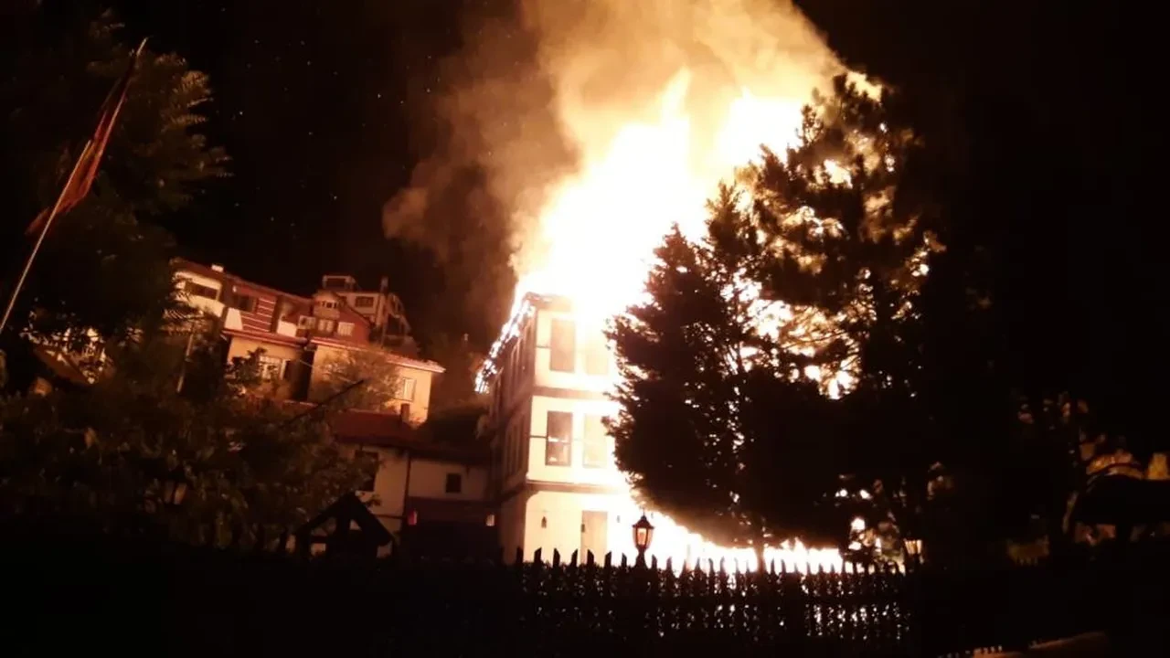 Bolu’da bir tarih yok oldu! Keyvanlar Konağı yangında küle döndü