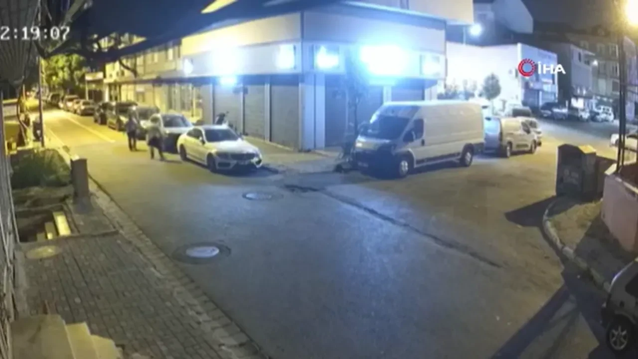 Ellerinde bıçakla araçların lastiklerini patlattılar! O anlar kamerada