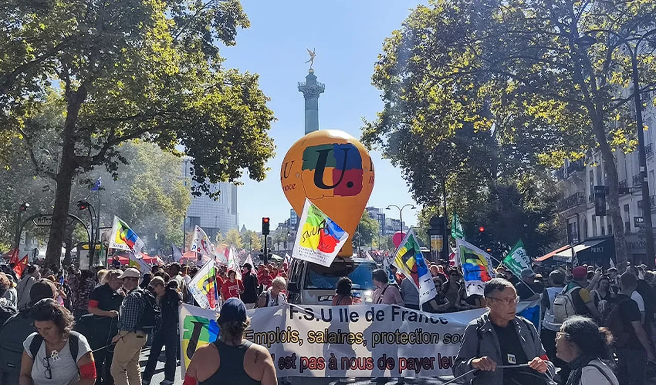 Fransa karıştı! Sokaklar yangın yerine döndü