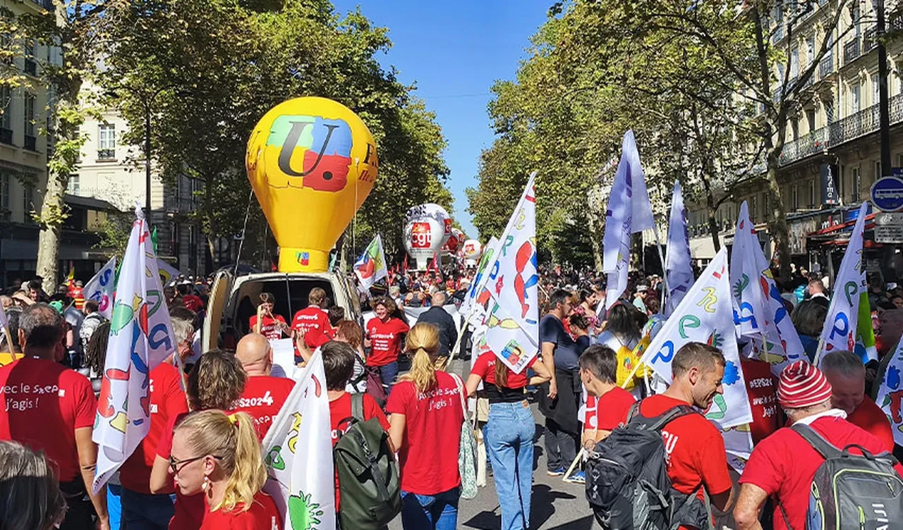 Fransa karıştı! Sokaklar yangın yerine döndü