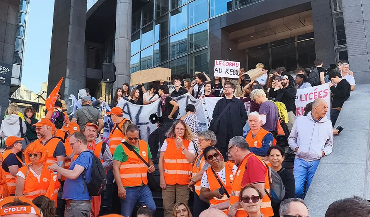 Fransa karıştı! Sokaklar yangın yerine döndü