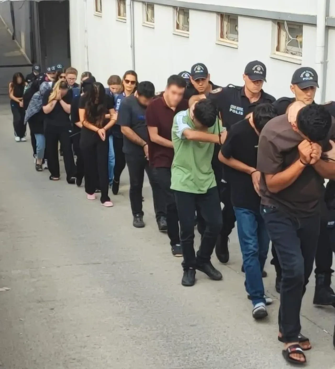 Günlük 24 milyon TL'lik dev vurgun! 50 bin TL'ye onlarca banka hesabı satın almışlar