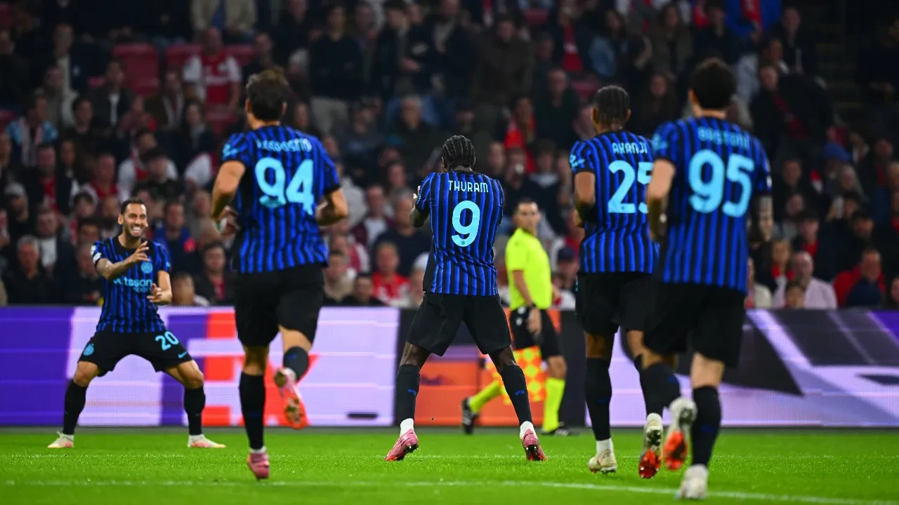 Hakan Çalhanoğlu dümene geçti: Inter Ajax'ı deplasmanda devirdi!
