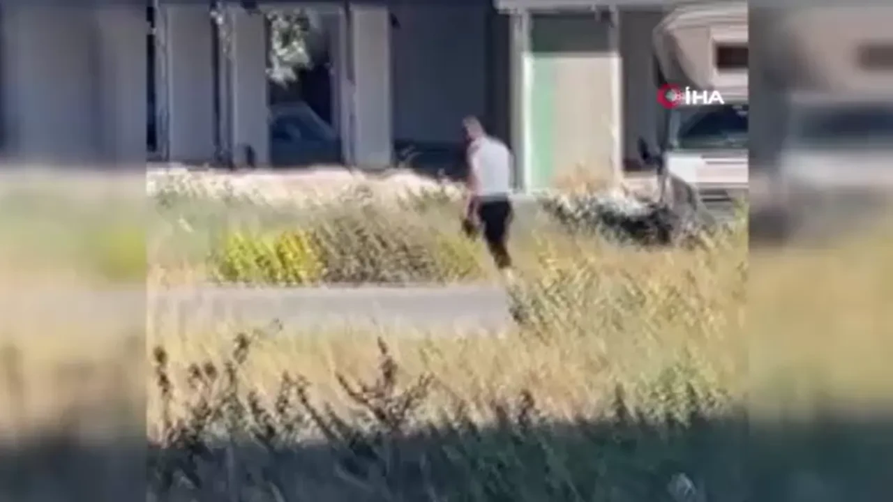 Hırsız olduğundan şüphelendi, saldırıya geçti! Kavga anı kameralara yansıdı
